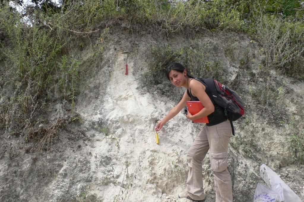 Silvia Vallejo recolectando una muestra de cenizas distales en Cabo Pasado, Manabí.